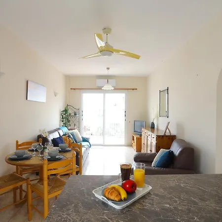 Large Stylish - Pool - Close To - Fast Wifi